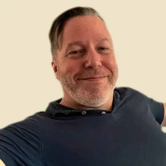 Portrait de Marc, créateur de La Terre de Nokta© et maître de jeu, souriant.